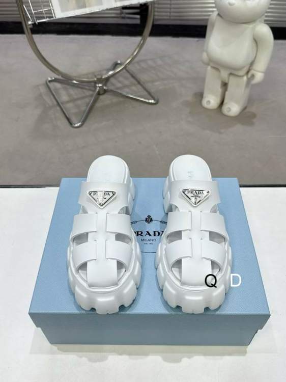 Picture of Prada Shoes _SKUPradasz35-40GDT030119271